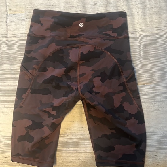 EUC Lululemon 10” cammo Align biker shorts - Picture 2 of 4